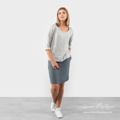 Braungraue Leinenbluse mit umgekrempelten Ärmeln