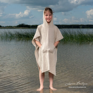 Beige Halbleinen-Strandponcho mit großer Tasche vorne