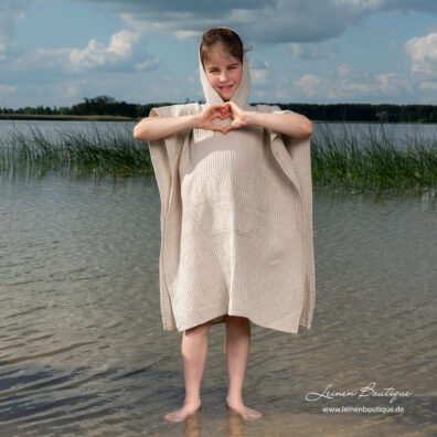 Beige Halbleinen-Strandponcho für Kinder sorgt für die Wärme, garantiert Bewegungsfreiheit