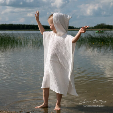 Weißer Halbleinen-Strandponcho mit Kapuze