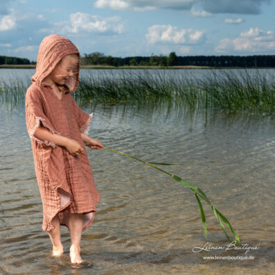 Brauner Leinen-Strandponcho mit Zupffransen an den Ärmeln