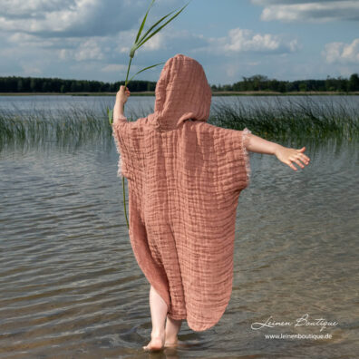 Brauner Leinen-Strandponcho mit längerem Rückenteil