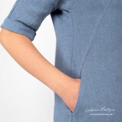 Knielanges, blaues Leinenkleid mit Taschen