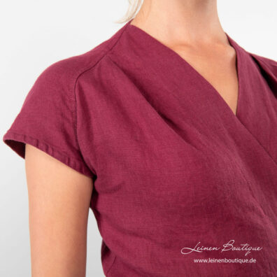 Weinrotes Leinenkleid mit V-Ausschnitt