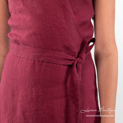 Weinrotes Leinenkleid mit breitem Bindegürtel