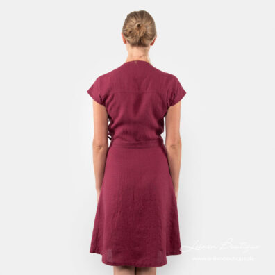 Dunkelrotes Leinenkleid, Rücken
