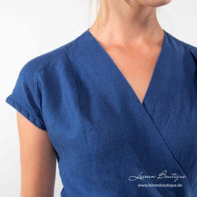 Intensiv blaues reinleinen Wickelkleid