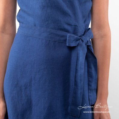 Blaues Leinenkleid mit breitem Bindegürtel
