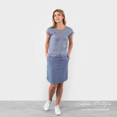 Leinenbluse mit blauem geometrischem Muster, blauer Lienenrock