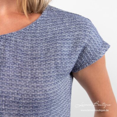 Blau gemusterte Leinenbluse mit kurzen Ärmeln.
