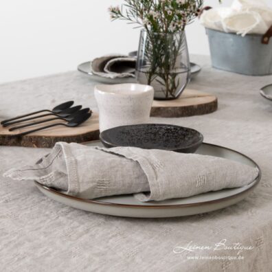 Beige Leinen-Serviette mit Ajour-Karos