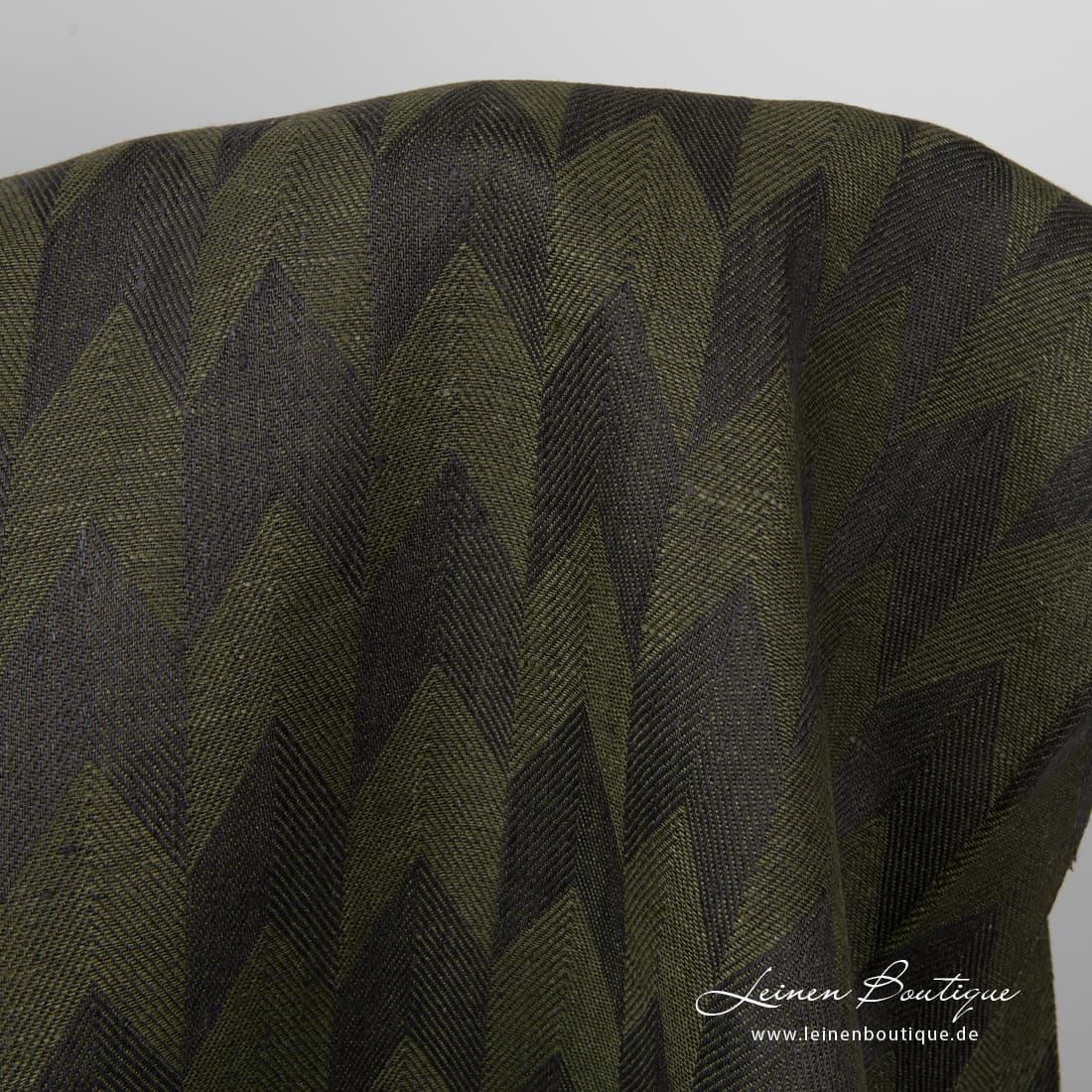 Leinenstoff mit dem geometrischen Muster aus dunkelgrauem und grünem Garn