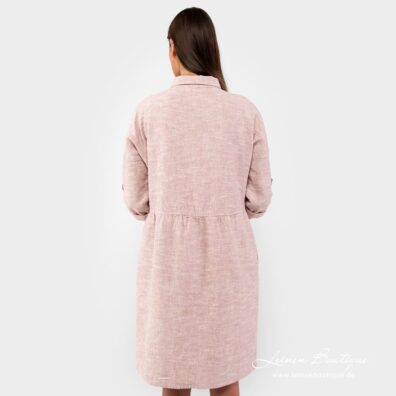 Hellbraunes Halbleinenkleid leicht an dem Bund gerafft