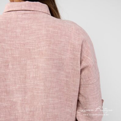 Kleid aus hellbraun-weiß meliertem Halbleinen mit weißen Streifchen