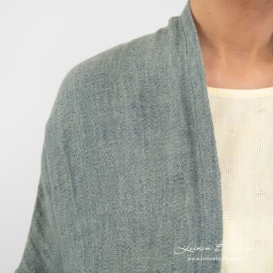 Grünlicher Cardigan aus weichem, vorgewaschenem Reinleinen