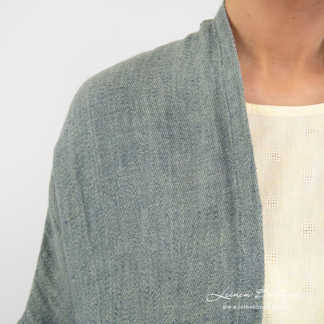 Grünlicher Cardigan aus weichem, vorgewaschenem Reinleinen