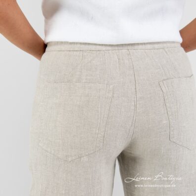 Leinenhose hellgrau, mit aufgesetzten Taschen hinten