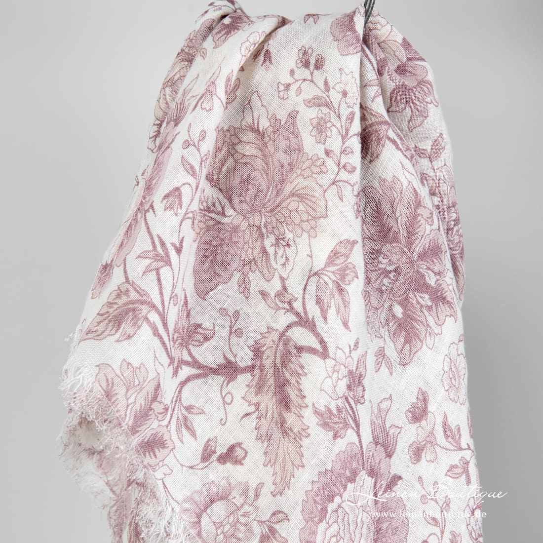 Weißes Leinen Tuch mit rosa Blumen