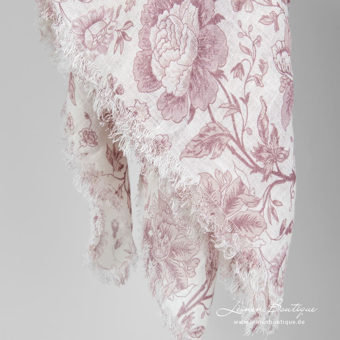 Leinen-Tusch weiß, mit rosa Blumen und Fransen