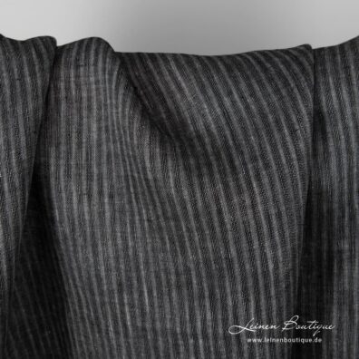 Leinenstoff in vertikalen Streifen aus schwarzem und weißem Garn gewebt