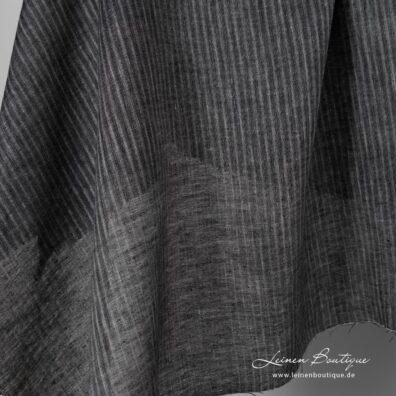 Leinenstoff mit schwarzen Streifen