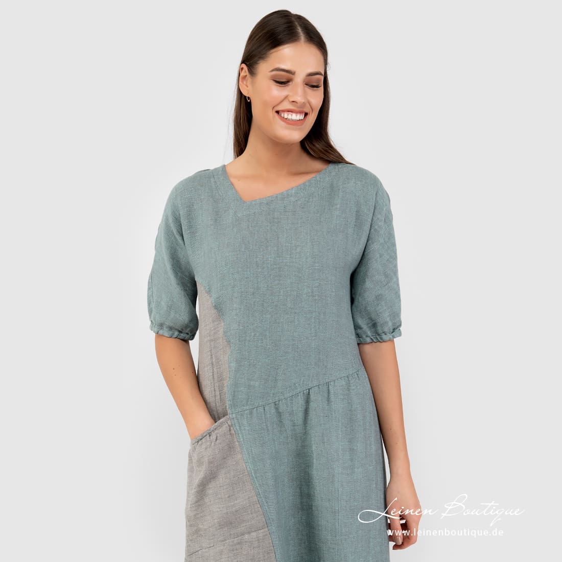 Leinenkleid grün, mit asymmetrischem V-Ausschnitt, einer Tasche rechts