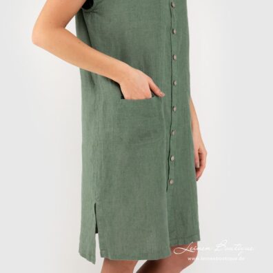 Grünes Leinenkleid mit einer Tasche rechts