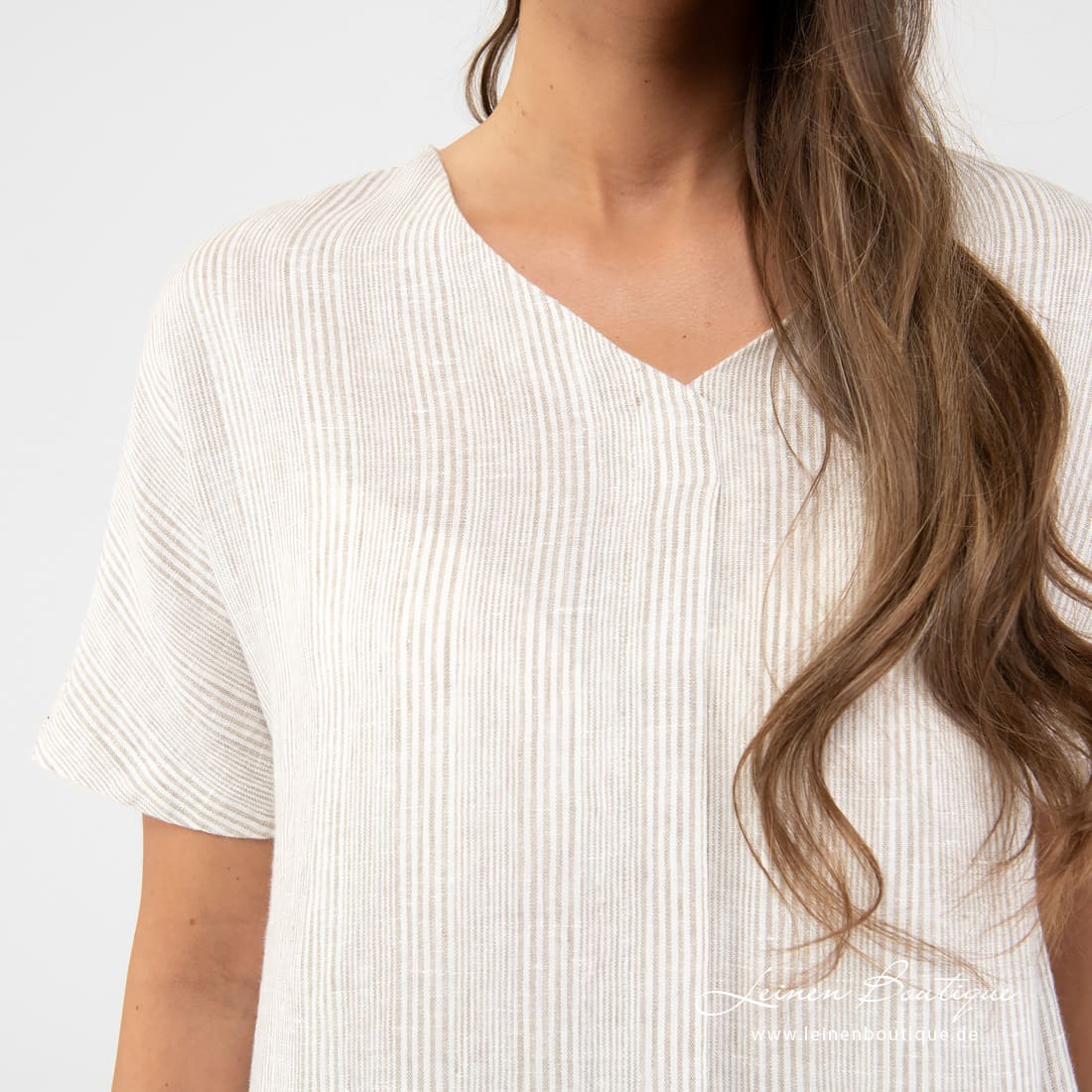 Leinenkleid beige gestreift, kurzarm, mit V-Ausschnitt