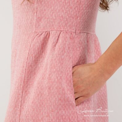 Hellrotes Leinenkleid mit Taschen, leicht an der Taille gerafft