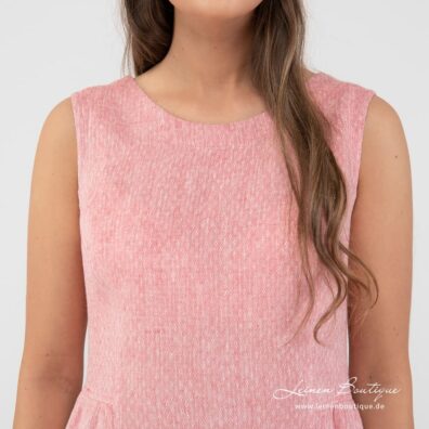 Hellrotes Leinenkleid mit eingewebten kleinen Rauten