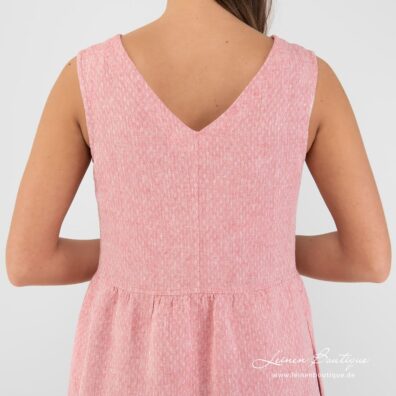 Hellrotes Leinenkleid mit V-Ausschnitt am Rücken