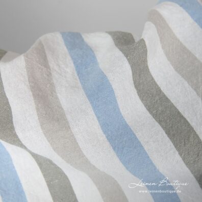 Weißer Leinen-Baumwollstoff mit beige und himmelblauen Streifen