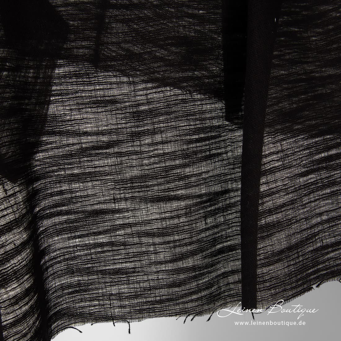 Schwarzer Leinen-Baumwollstoff mit kleinen Streifen