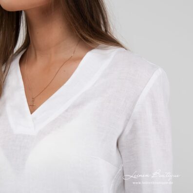 Schneeweiße Leinenbluse mit V-Ausschnitt mit breiter Kante