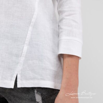 Schneeweiße Leinenbluse mit kleinen Schlitzen vorne