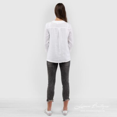 Schneeweiße Leinenbluse mit einer Falte am Rücken