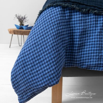 Blau karierter Leinenbettbezug mit Knopfverschluss unten