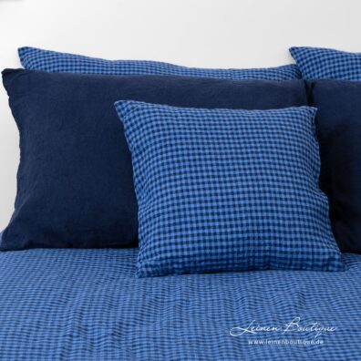 Blau karierter Leinenkissenbezug KOLKA und dunkelblauer Kissenbezug PORTOFINO