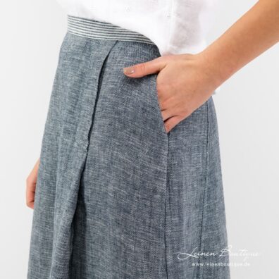 Langer blau gestreifter Leinenrock mit Taschen