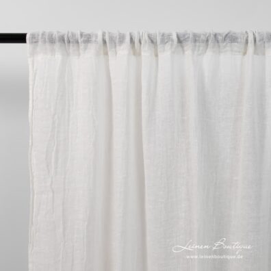 Milchweiße transparente Leinengardine mit Stangendurchzug