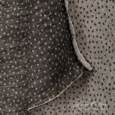 Beige Seite des Stoffes mit schwarzen Punkten