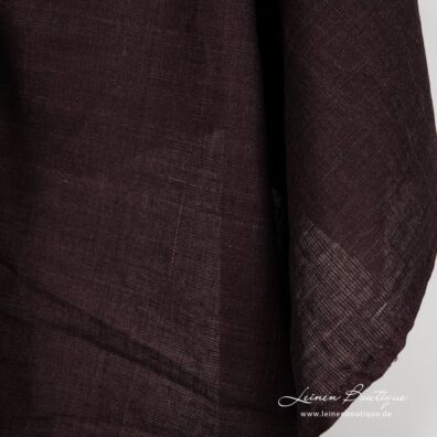 Dunkelroter Leinenstoff mit weißen unregelmäßigen Streifen aus Polyestergarn