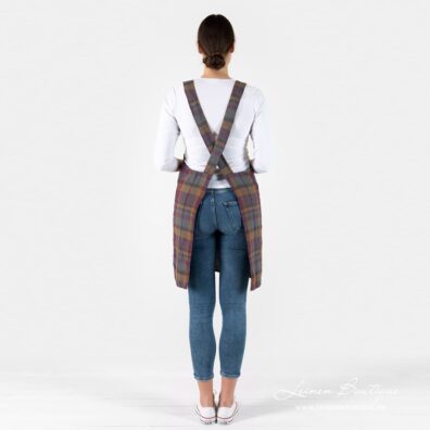 Violett-braun karierte Leinen-Küchenschürze mit breiten Trägern, die im Rücken über Kreuz laufen