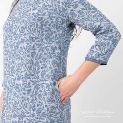 Leinenkleid mit blauen Blumen