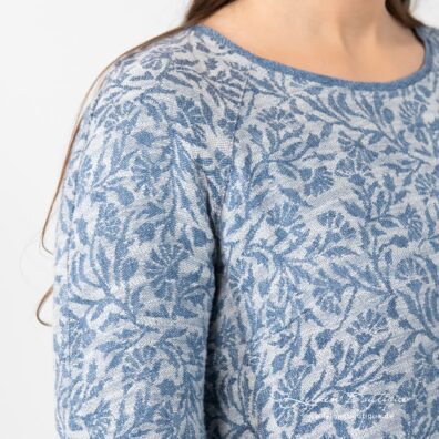 Leinenkleid Jacquard mit blauen Blumen auf dem gelblichweißem Grund