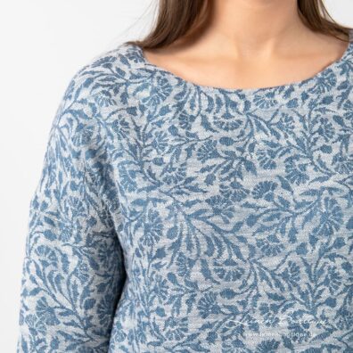Leinenbluse aus gelblichweißem Jacquard mit blauen Blumen