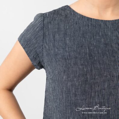 Dunkelblau gestreiftes Leinenkleid mit kurzen Ärmeln