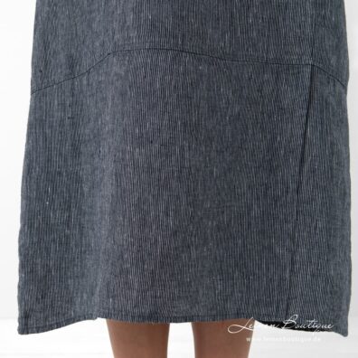Leinenkleid blau gestreift, mit Schlitz am Saum