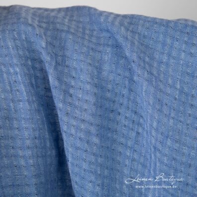Leinenstoff in durchsichtigen Karos aus blauem und himmelblauem Garn gewebt