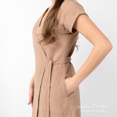 Leinenwickelkleid taupe mit Taschen, breitem Bindegürtel